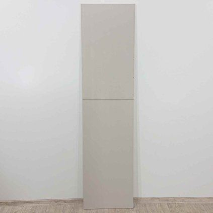 Světle šedá masivní nábytková dvířka levá 47x186 cm