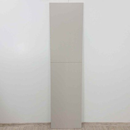 Světle šedá masivní nábytková dvířka levá 47x186 cm