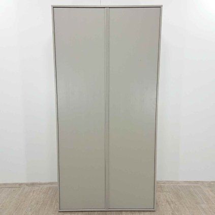 Světle šedá borovicová šatní skříň Grau 200 x 100 cm WOOOD