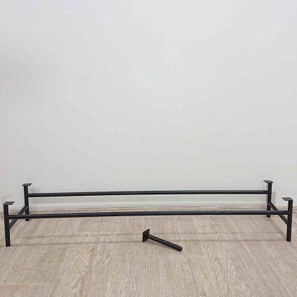 Černé kovové podnoží 32x131 cm