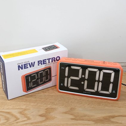 Oranžový digitální budík New Retro Karlsson