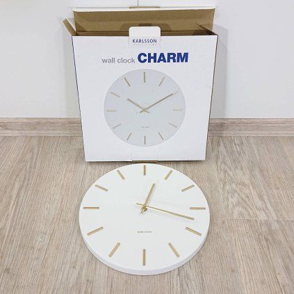 Bílé nástěnné hodiny s ručičkami ve zlaté barvě Karlsson Charm, o 30 cm