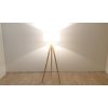 Stojací lampa s dřevěnými nohami a bílým stínidlem loomi.design Karol_111