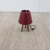Červená stolní lampa s nohami z bukového dřeva Kira