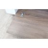 Bílý TV stolek s detaily v dekoru ořechového dřeva Matera Walnut White_4