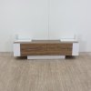 Bílý TV stolek s detaily v dekoru ořechového dřeva Matera Walnut White