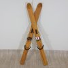 Dřevěná dekorace ve tvaru lyží Antic Line Ski Ornament